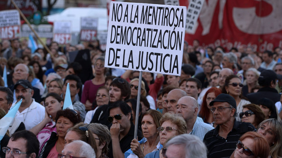 La justicia argentina es la institución con peor reputación. Si no empieza a funcionar, dice el macrismo, su proyecto a largo plazo no será posible. Protestas en Argentina