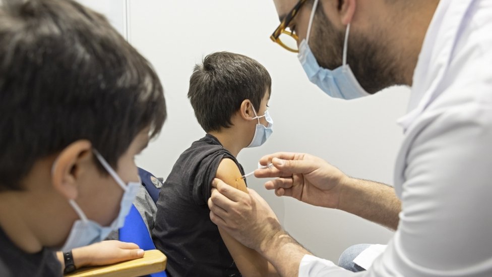 Dois garotos são vacinados contra a covid-19