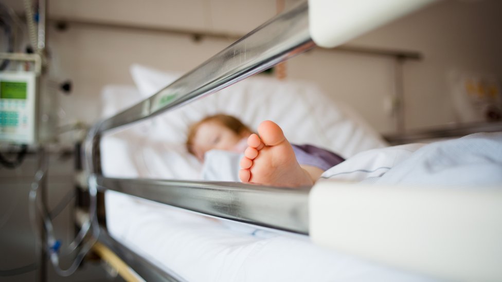 فتاة صغيرة على سرير في مستشفى
