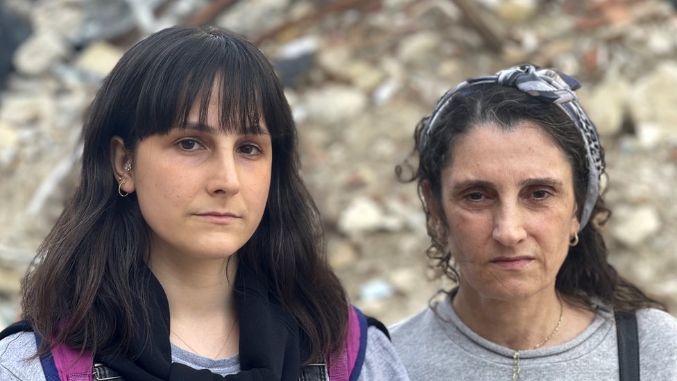 غوزدي بورغاك وعمتها سهيلة كيليتش أمام الأنقاض في أنطاكيا
