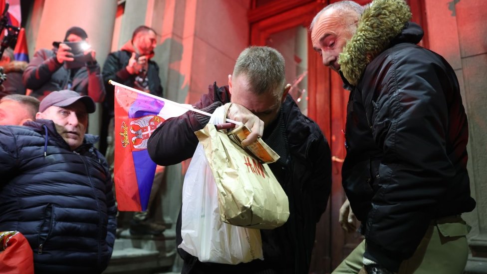 Izbori u Srbiji 2023: Opozicija pokušala da zauzme Skupštinu grada Beograda, uhapšeno blizu 40 ljudi, povređeni i policajci i demonstranti 6 srbija protiv nasilja, protest