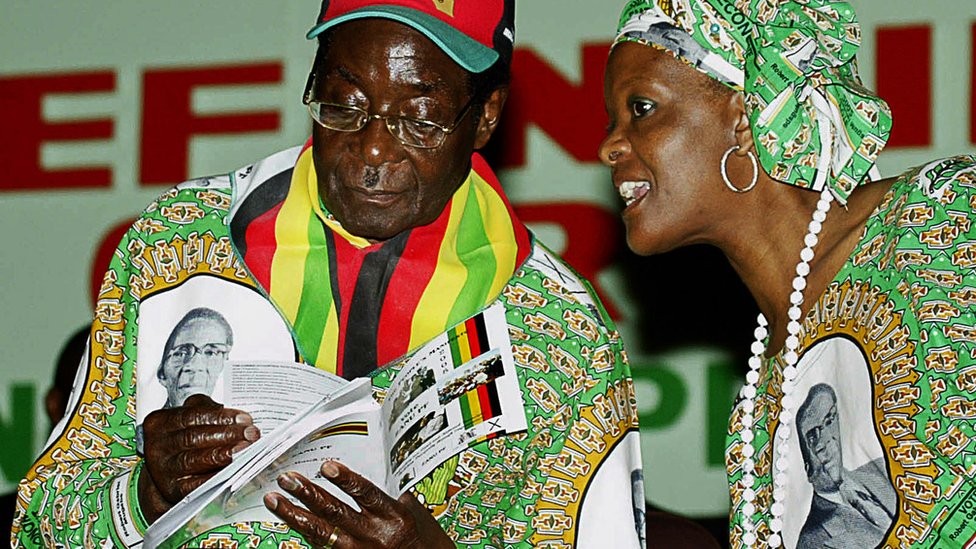 Роберт Мугабе и его жена Грейс из правящей партии (Zanu PF) митингуют на презентации манифеста своей партии в Хараре 29 февраля 2008 г.