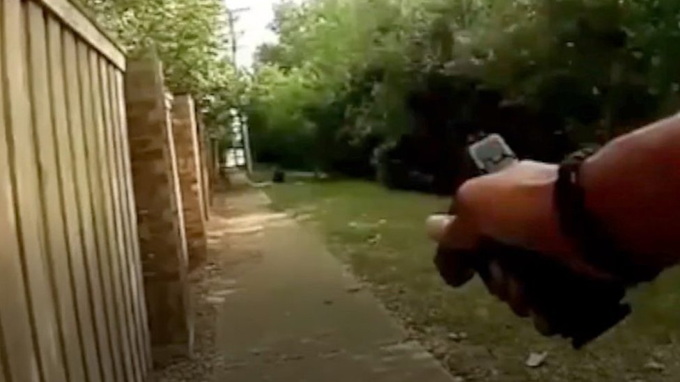 Mano sosteniendo un arma