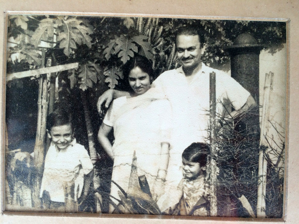 La periodista de la BBC Geeta Pandey, con sus padres y hermano. Ella nunca oyó a su madre llamar a su padre por su nombre. La madre de Geeta, Bimala Devi Pandey, su padre, Ram Niwas Pande y su hermano mayor.