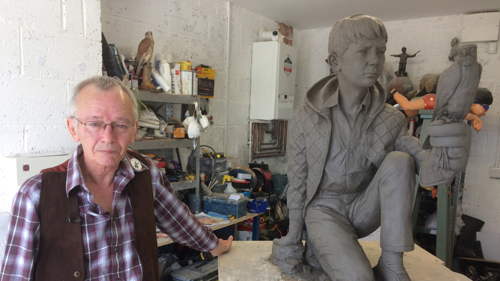 Дэвид Брэдли со статуей