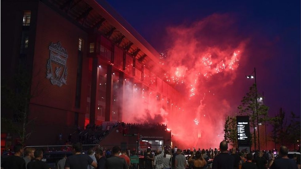 Некоторые болельщики собрались возле Энфилда в четверг вечером, чтобы отпраздновать победу Ливерпуля за титул