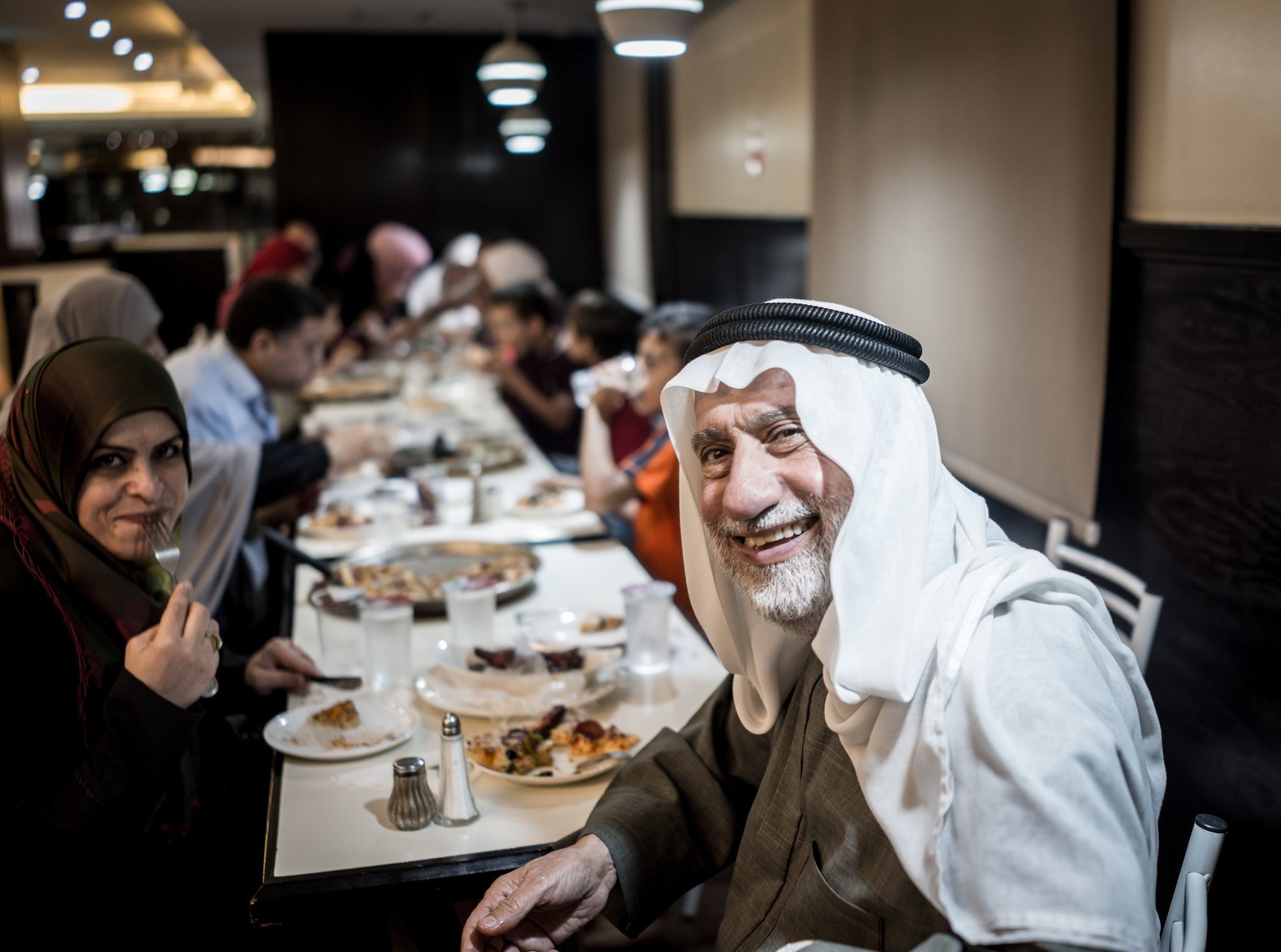 عائلة أردنية مسلمة مجتمعة حول مائدة إفطار رمضانية