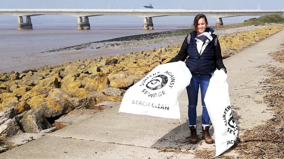 Волонтер Surfers Against Sewage Шарлотта Ингланд на чистом пляже возле Северн-Кроссинг