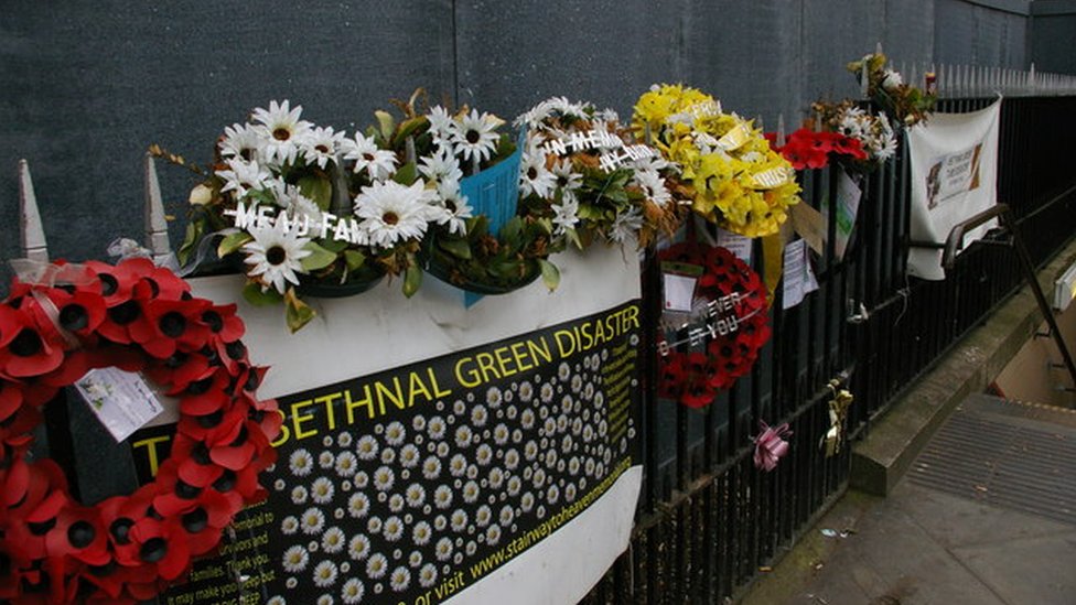 Празднование годовщины катастрофы в Бетнал-Грин-Тубе