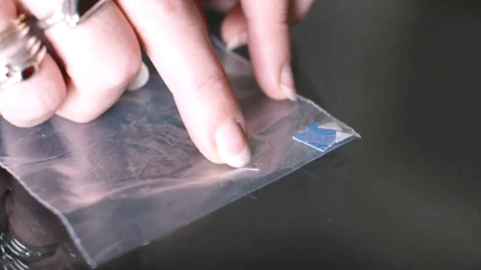 Simpa le muestra a la BBC distintas dosis de LSD. El trozo más pequeño equivale a 20 micras de LSD, el de la derecha a 200, según Simpa. Pastillas de LSD