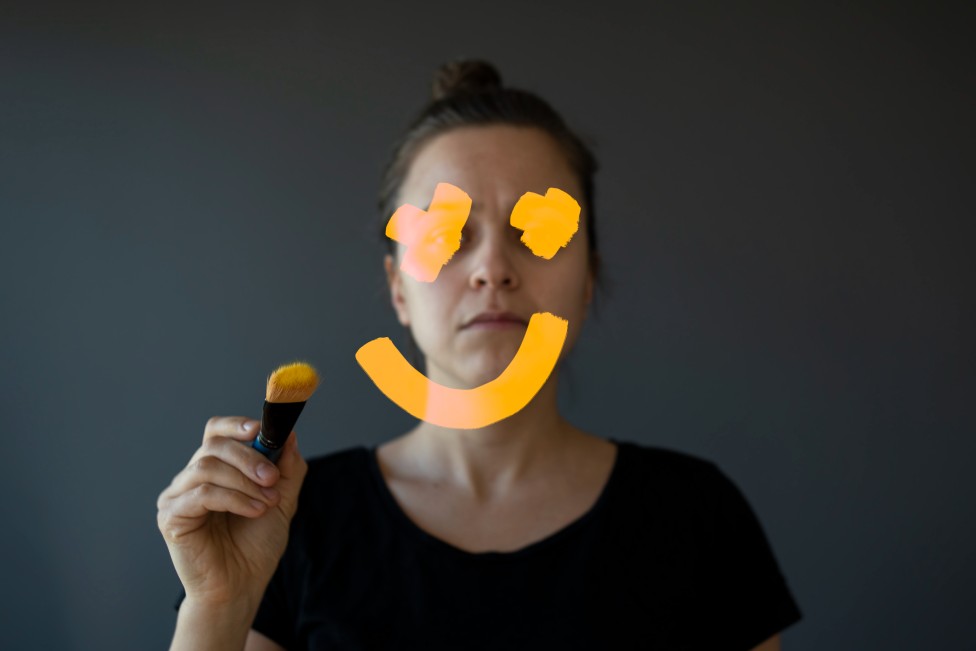 Mujer pintándose una sonrisa