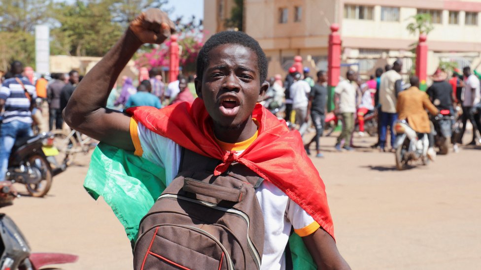 Joven celebra el derrocamiento del presidente de Burkina Faso, Roch Kaboré.
