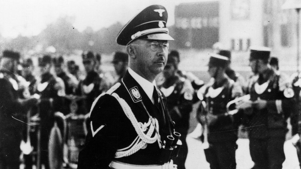 Heinrich Himmler: como um carimbo falso levou à captura do líder da SS, a polícia nazista - BBC News Brasil