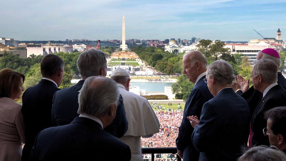 O papa Francisco e Joe Biden, que na época era vice-presidente dos Estados Unidos, em foto de setembro de 2015, durante visita do pontífice a Washington