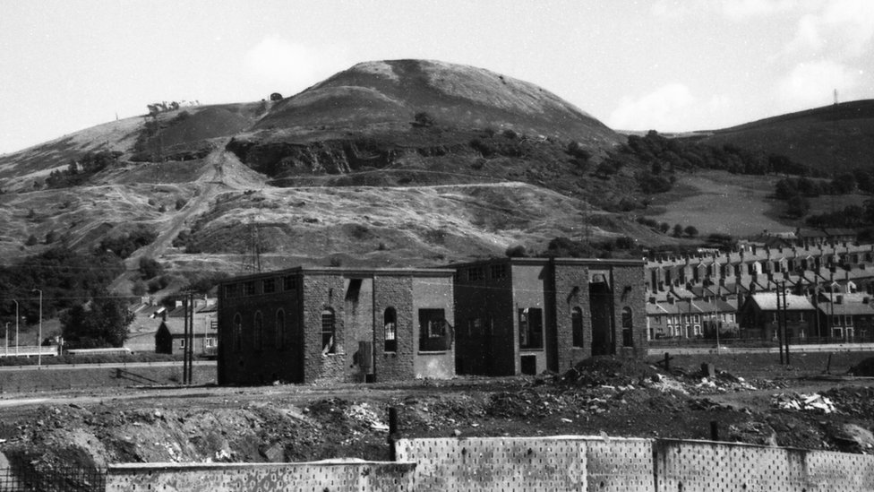 Извилистые дома на шахте Альбион в 1973 году - через семь лет после закрытия