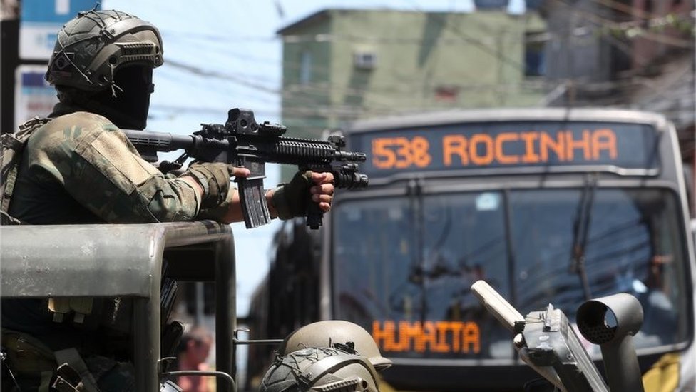 Солдаты бразильской армии патрулируют улицу фавелы Росинья в Рио-де-Жанейро, Бразилия, 10 октября 2017 г.