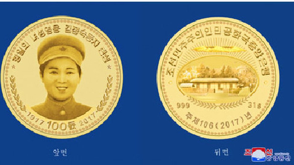 Monedas de oro mostrando el rostro y la casa de Kim Jong-suk fueron puestas en circulación con motivo del centenario. Foto de la agencia de noticias norcoreana KCNA Monedas
