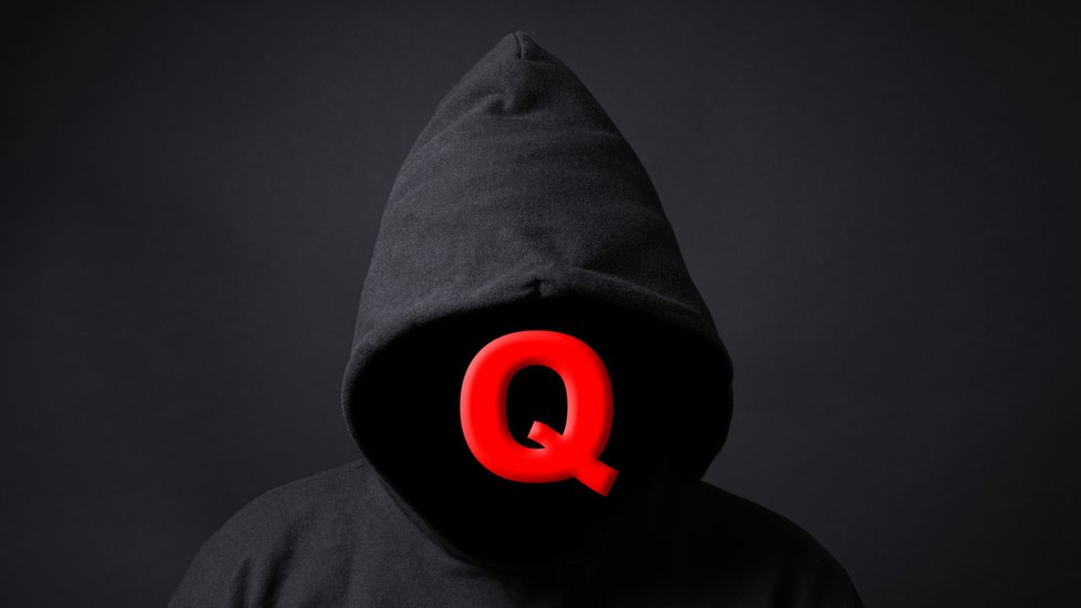 "Q" é um suposto funcionário anônimo do governo dos Estados nidos que compartilha "informações secretas" com seus seguidores que são chamados de "Anons"