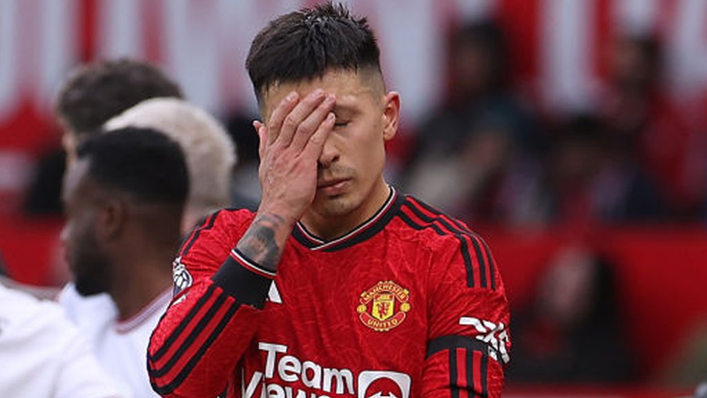 Lisandro Martinez: Manchester United boss Erik ten Hag says injury 'doesn't  look good' - BBC Sport