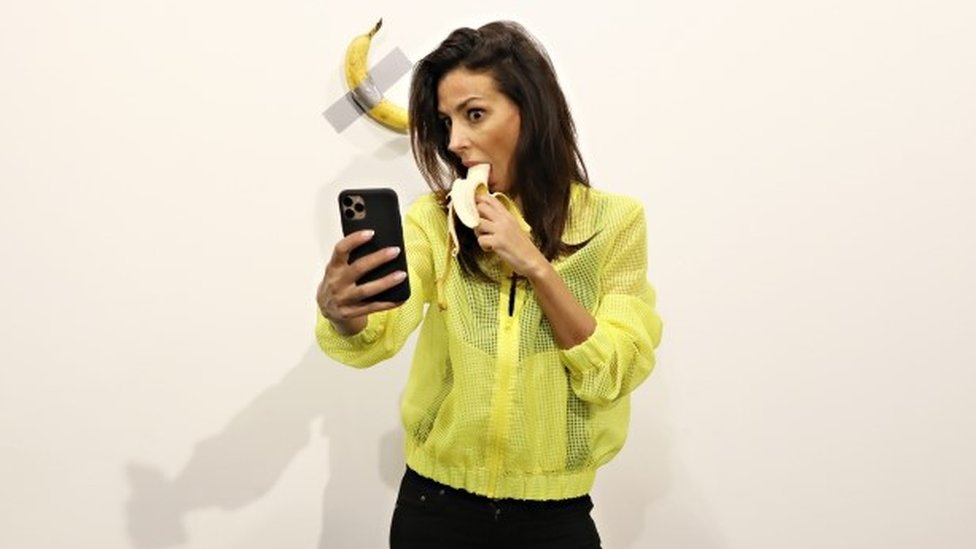 Devojka pravi selfi kako jede bananu, ali ne ONU bananu