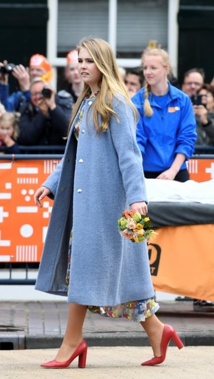 Hollanda'da Prenses Amalia bir bayanla evlenirse tahttan feragat etmeyecek