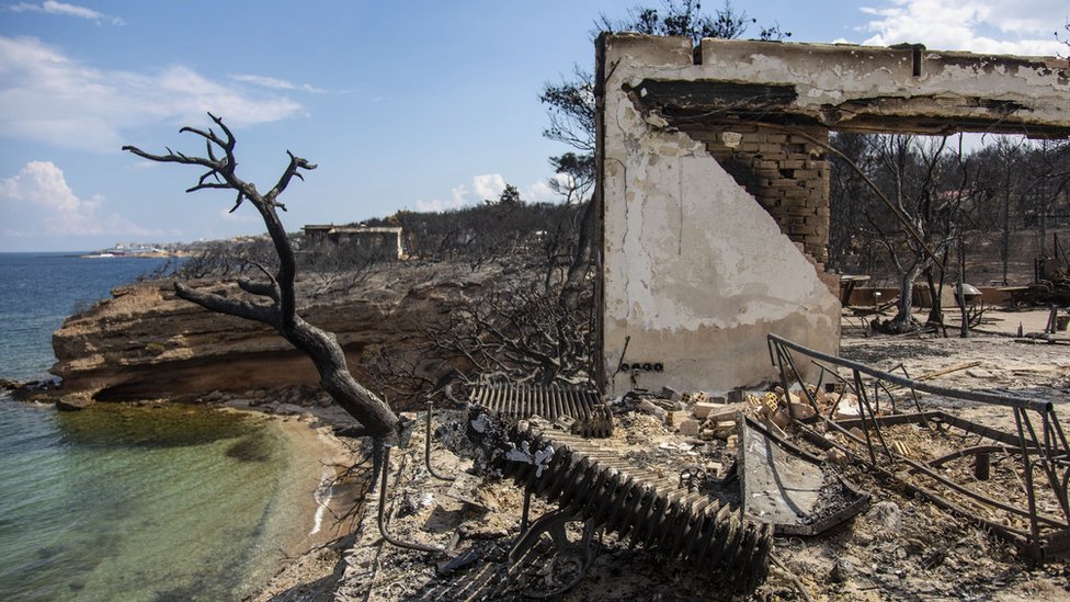 Casas incendiadas en Mati, Grecia, en 2018