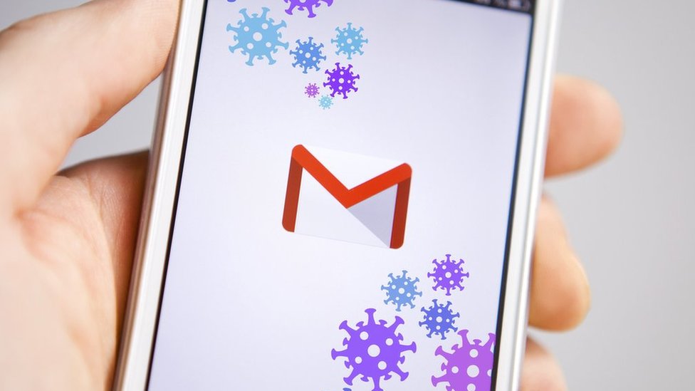 Смартфон с логотипом Gmail