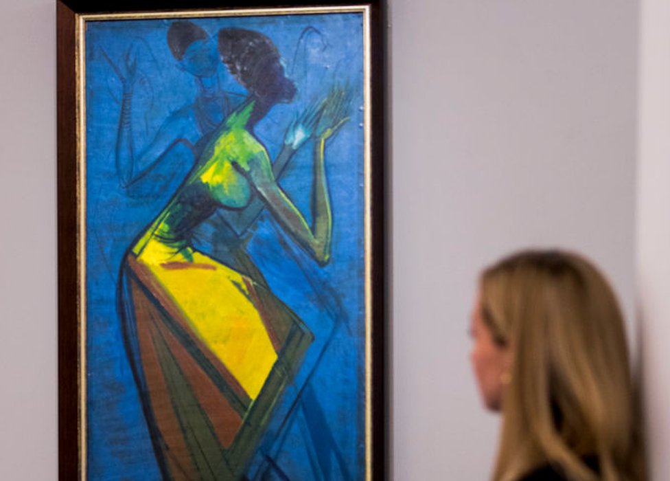 Женщина смотрит на картину Энвонви