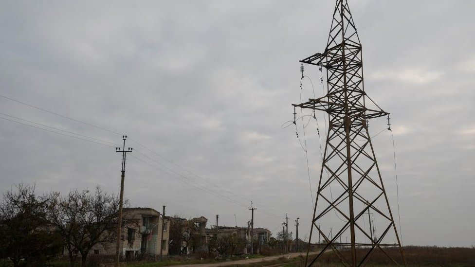 Menara sambungan listrik tegangan tinggi rusak di Kota Kherson, Ukraina.