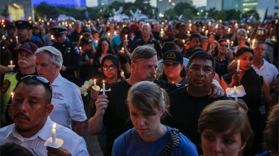 Сторонники участвуют в бдении при свечах в Далласе в Техасе