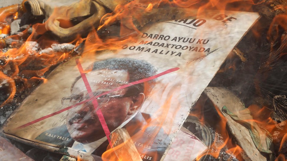 Mogadişu'da 25 Nisan'da düzenlenen muhalif gösterilerde Devlet Başkanı Farmajo'nun posterleri yakıldı.