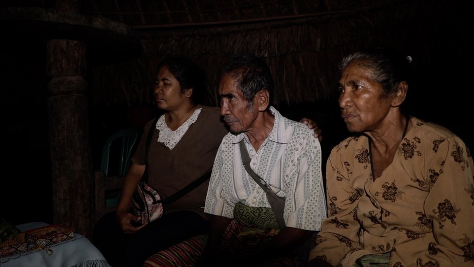 Meriance bersama kedua orang tuanya di Desa Poli, TTS, NTT.