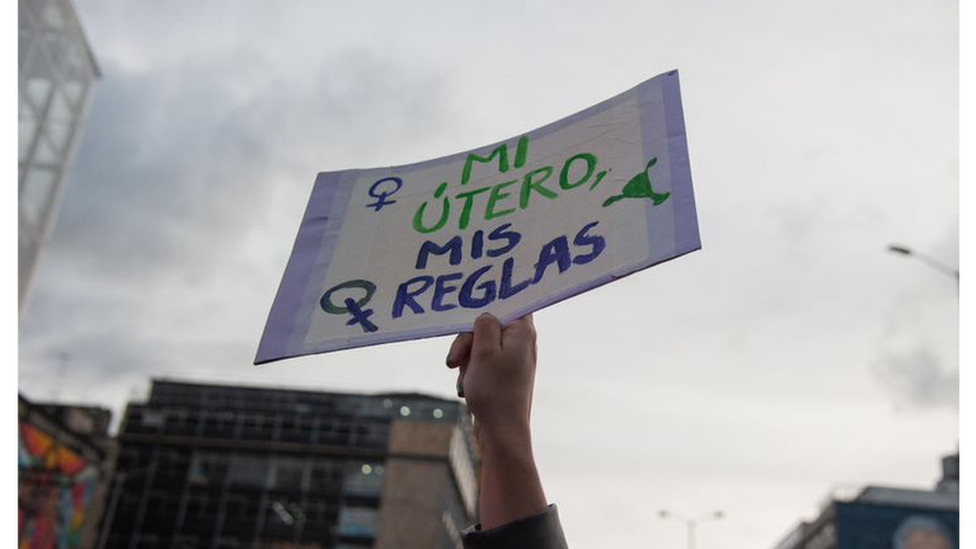 Poster with the slogan "My uterus, my rules" written in Spanish