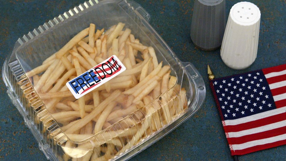 Коробка Freedom Fries с американским флагом в кафетерии здания Капитолия США на Капитолийском холме 12 марта 2003 года в Вашингтоне, округ Колумбия.