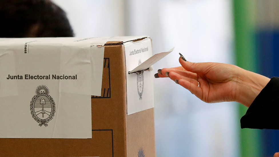 Una urna en las elecciones primarias de Argentina