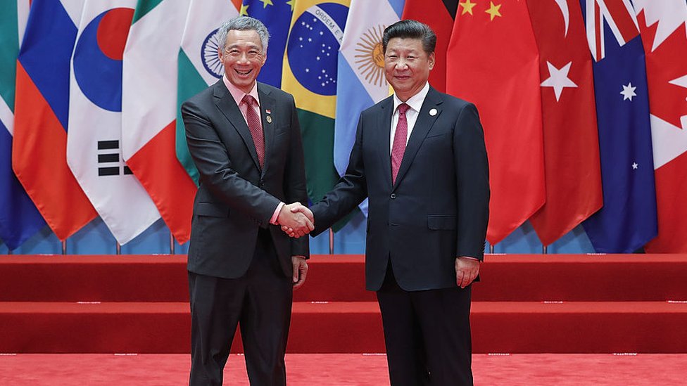 Президент Китая Си Цзиньпин (справа) пожимает руку премьер-министру Сингапура Ли Сянь Луну во время саммита G20 в Международном выставочном центре Ханчжоу 4 сентября 2016 года в Ханчжоу, Китай