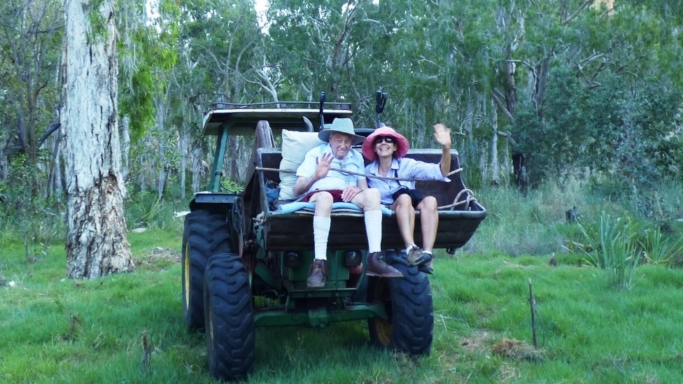 David Goodall sentado en un tractor con un familiar en Australia.