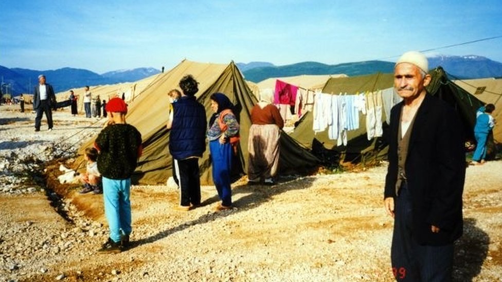 Лагерь для перемещенных косовцев в ОАЭ на косовско-албанской границе, 1999 г.