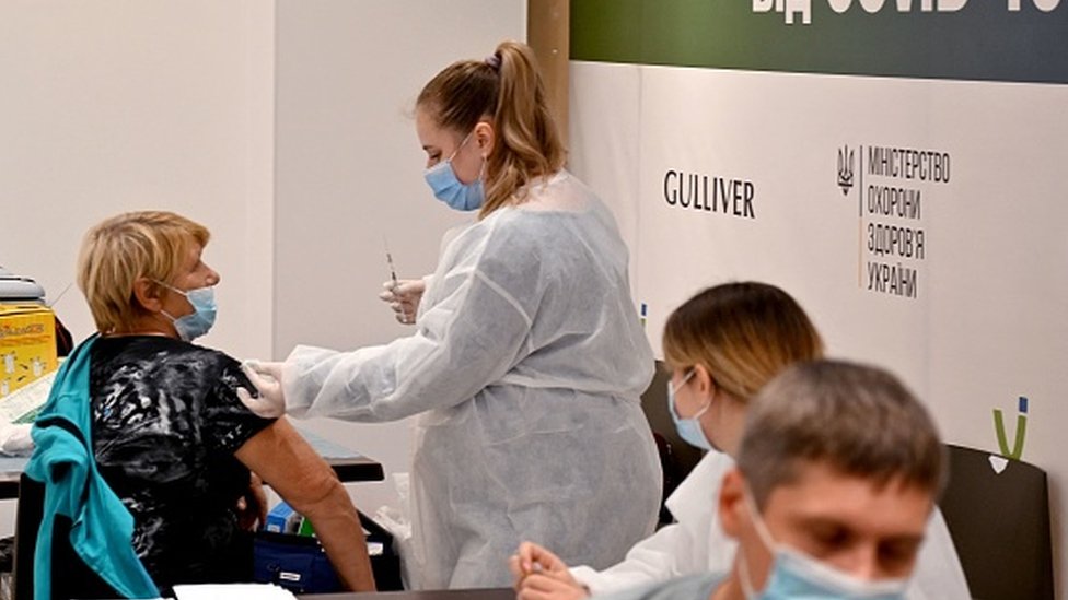 Mulher recebe vacina em Kiev, na Ucrânia