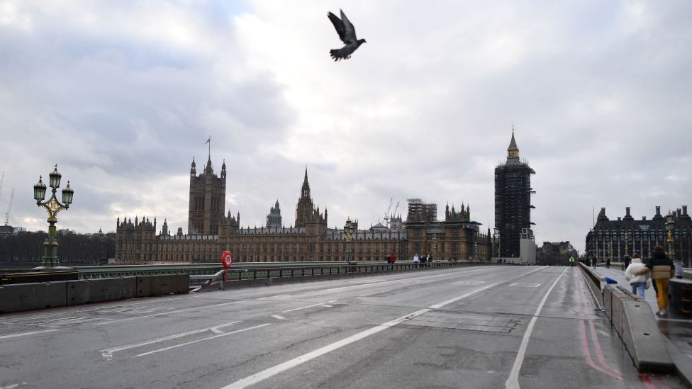 جسر وستمنستر شبه المهجور في وسط لندن في 16 يناير/كانون الثاني2021