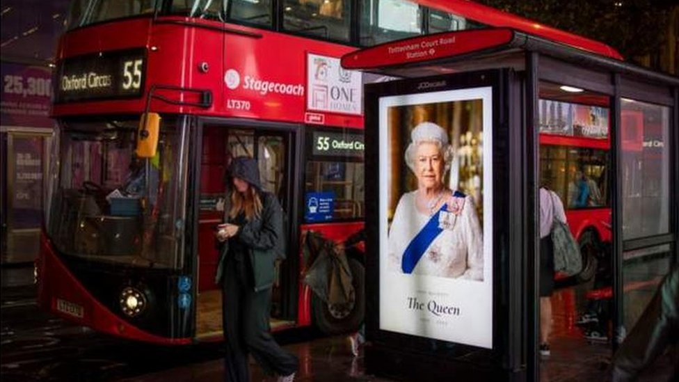 Potret Ratu dipasang di halte bus