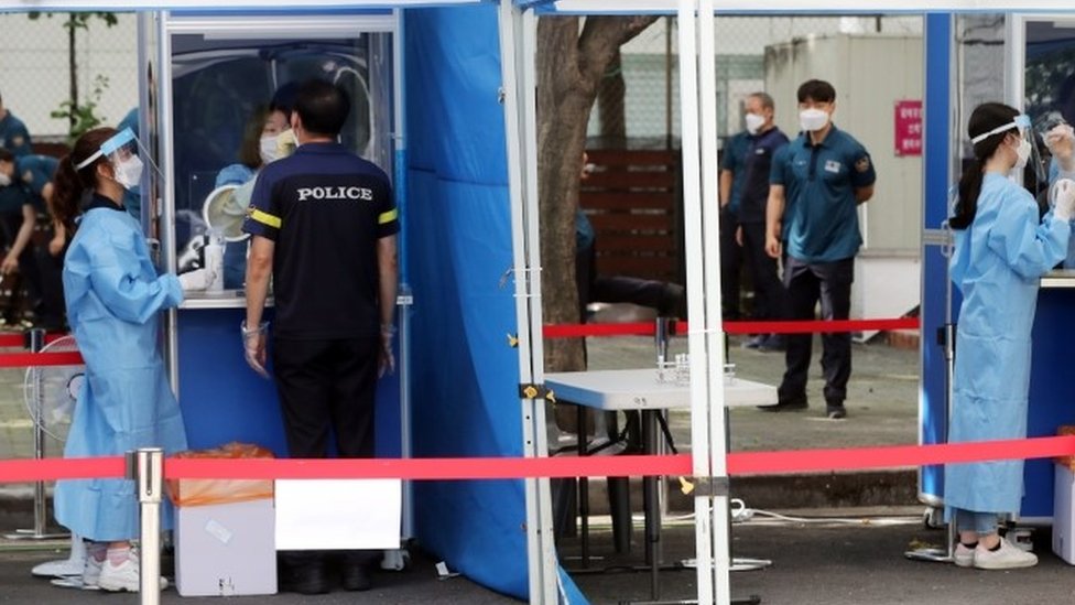 Полиция проходит тестирование на вирусы в Сеуле, Южная Корея