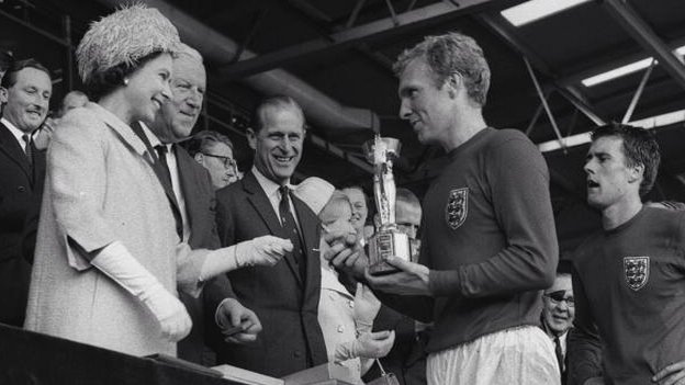1966年英國女王向英格蘭隊隊長博比·摩爾（Bobby Moore）頒發雷米金杯（Jules Rimet Trophy）