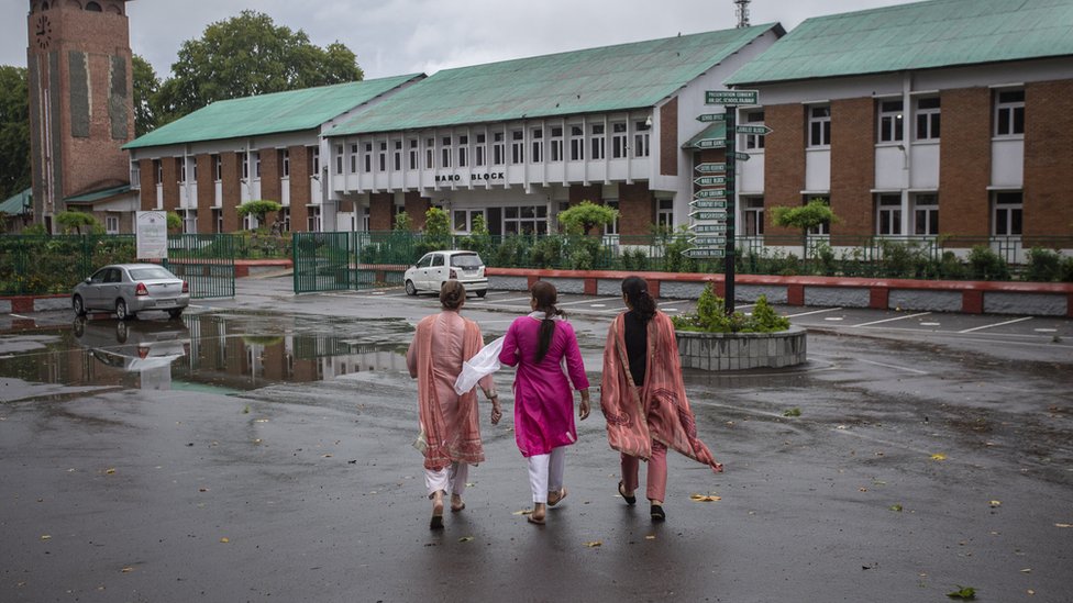 Женщины идут к школе в Сринагаре