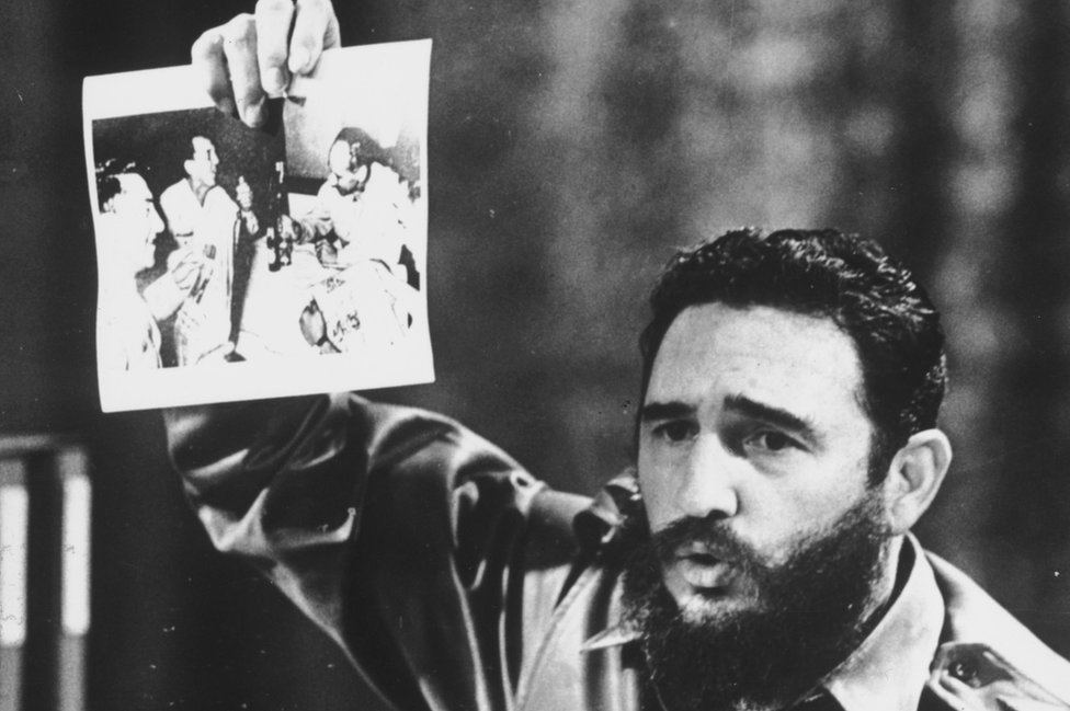 Fidel Castro exhibió en 1968 una foto con la que acusó a los militares bolivianos de celebrar la muerte del Che Guevara. Fidel Castro muestra la foto