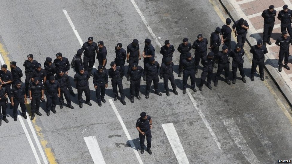 Полиция блокирует дорогу перед протестом, организованным в столице Малайзии Куала-Лумпуре