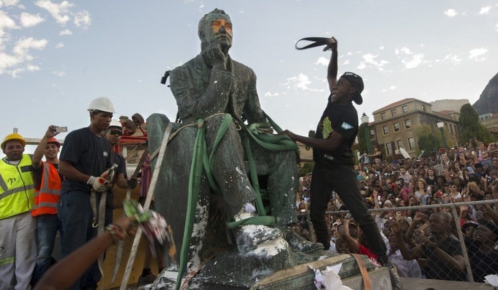 شن طلاب في جامعة كيب تاون بجنوب أفريقيا حملة لإزالة تمثال للمستعمر البريطاني سيسيل رودس.