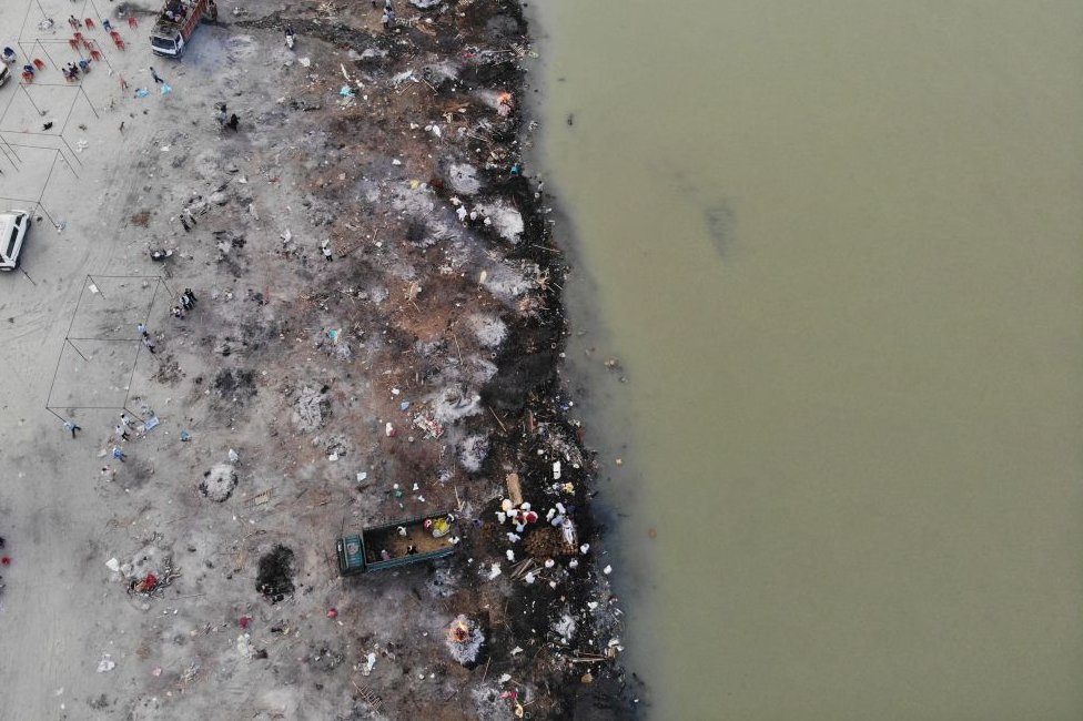 Foto de 5 de maio mostra pontos de cremação às margens do rio Ganges
