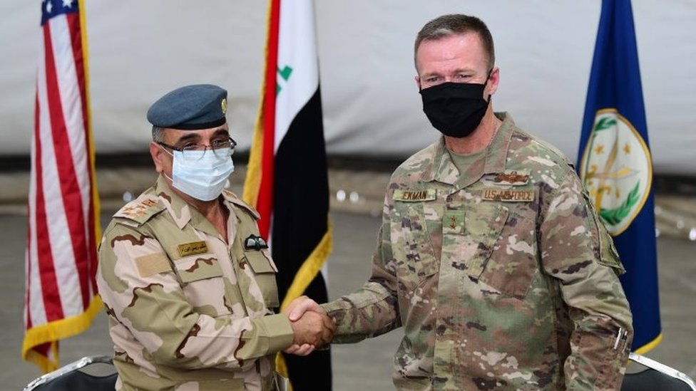 Генерал Салах Абдулла (слева) обменивается рукопожатием с генералом Кеннетом Экманом, заместителем командующего Объединенной объединенной оперативной группой и операцией «Внутренняя решимость», во время церемонии передачи на авиабазе Таджи, Ирак (23 августа 2020 г.)
