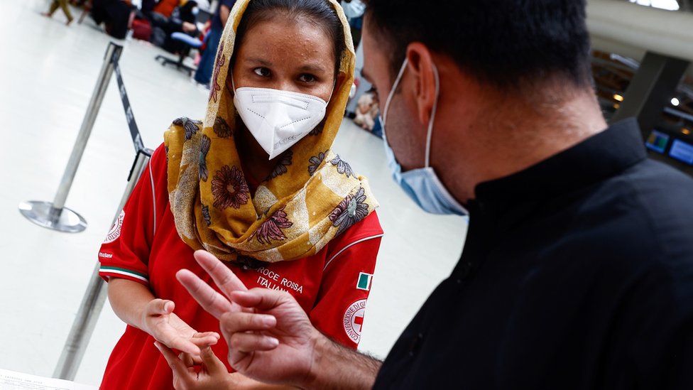 إحدى الأفغانيات في المطار.